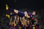 storhed. En masse små Barcelona-spillere - og Gerard Pique - løfter den største af de små, Lionel Messi, efter scoringsrekorden kom i hus. 