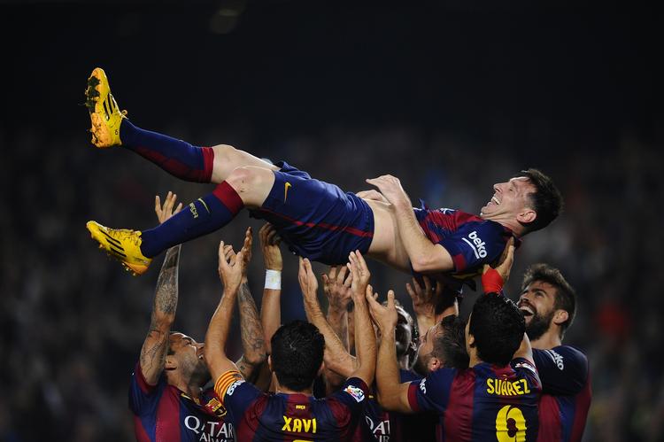 storhed. En masse små Barcelona-spillere - og Gerard Pique - løfter den største af de små, Lionel Messi, efter scoringsrekorden kom i hus. 