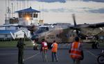 Fly. Et militærfly med nogle af ligene fra det angreb, al-Shabaab udførte på en bus i Kenya, lander i Nairobi. I Somalia har kenyanske jægerfly bombet en al-Shabaab-lejr. 