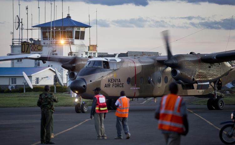 Fly. Et militærfly med nogle af ligene fra det angreb, al-Shabaab udførte på en bus i Kenya, lander i Nairobi. I Somalia har kenyanske jægerfly bombet en al-Shabaab-lejr. 