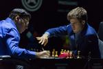 verdenmester. Magnus Carlsen (th) vandt det 11. parti i kampen om verdensmesterskabet mod Vishwanathan Anand - og dermed forsvarer nordmanden sin titel. 
