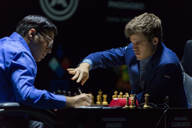 verdenmester. Magnus Carlsen (th) vandt det 11. parti i kampen om verdensmesterskabet mod Vishwanathan Anand - og dermed forsvarer nordmanden sin titel. 