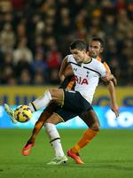 2-1. Tottenham lignede længe en taber mod Hull, men en udvisning og et par sublime enkeltaktioner fra Christian Eriksen vendte kampen. 