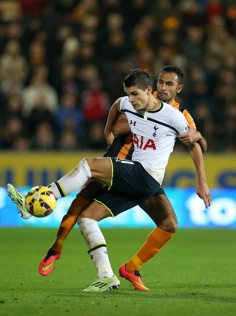 2-1. Tottenham lignede længe en taber mod Hull, men en udvisning og et par sublime enkeltaktioner fra Christian Eriksen vendte kampen. 