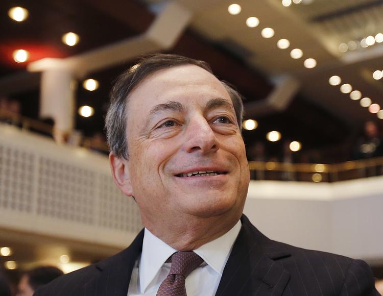 valuta-chef. Mario Draghi har blandt andet været finansminister i Italien, som han op gennem 1990'erne ledte ind i euroen. I den forbindelse fik han tilnavnet Super Mario. I dag forløber det ikke just super godt i eurozonen, hvor han leder centralbanken. 