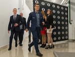 verdensmester. Magnus Carlsen går efter kampen til pressemødet i Sotji, Rusland, hvor VM-matchen blev afholdt. 