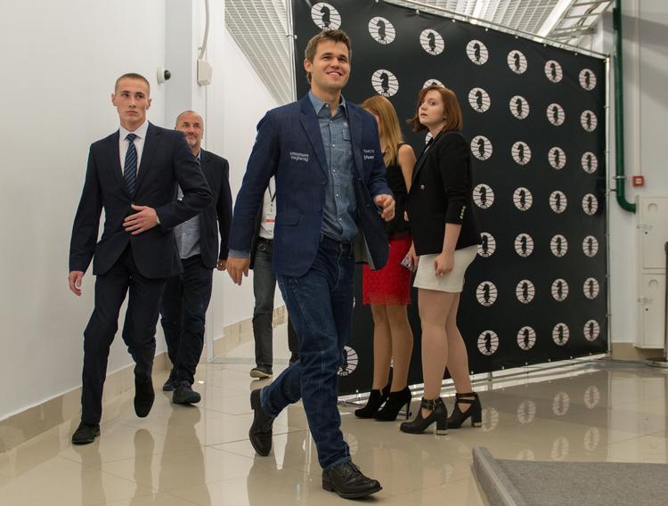 verdensmester. Magnus Carlsen går efter kampen til pressemødet i Sotji, Rusland, hvor VM-matchen blev afholdt. 
