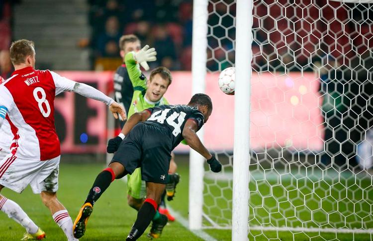 Mål. Sylvester Igboun scorer til 1-0, og FC Midtjyllands forspring er nu så stort, at de er sikre på at overvintre på førstepladsen. Foto: A. Brohus/Polfoto 