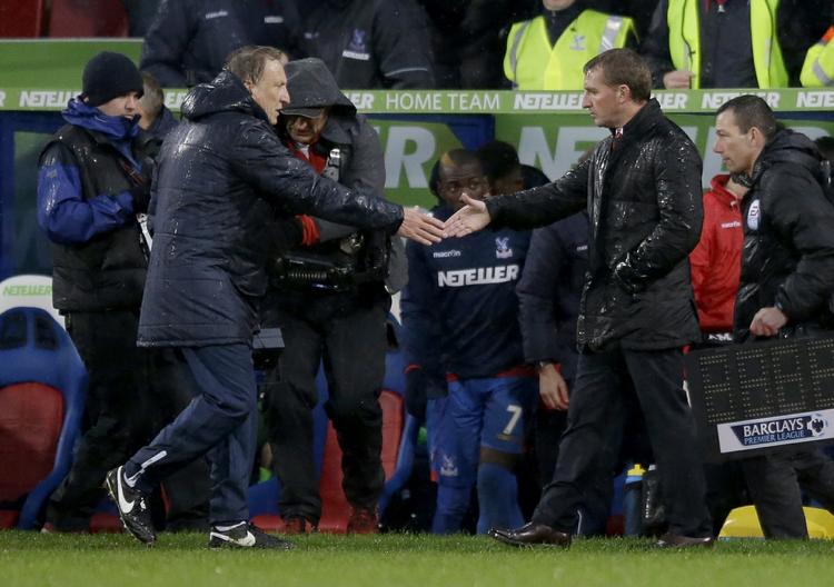 Presset. Brendan Rodgers (th) og Liverpool er kommet ned på jorden igen efter sidste sæsons flotte andenplads i Premier League, hvor holdet i øjeblikket blot er nummer 12. 