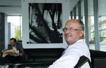 farvel. Medicinalfirmaet Lundbeck skilte sig i dag af med sin topchef gennem seks år, Ulf Wiinberg, som konsekvens af, at han havde modtaget aktier i et andet medicinalfirma uden bestyrelsens vidende og i strid med Lundbecks interne retningslinjer. 