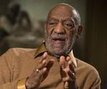 Ruller. En række kvinder har i de seneste uger fortalt om, hvordan Bill Cosby har misbrugt dem seksuelt. Nu fortæller en tidligere NBC-ansat også, hvordan han skulle betale en række kvinder for stjernen. Imens fastholder Cosby selv, at han ikke behøver svare på beskyldningerne. 