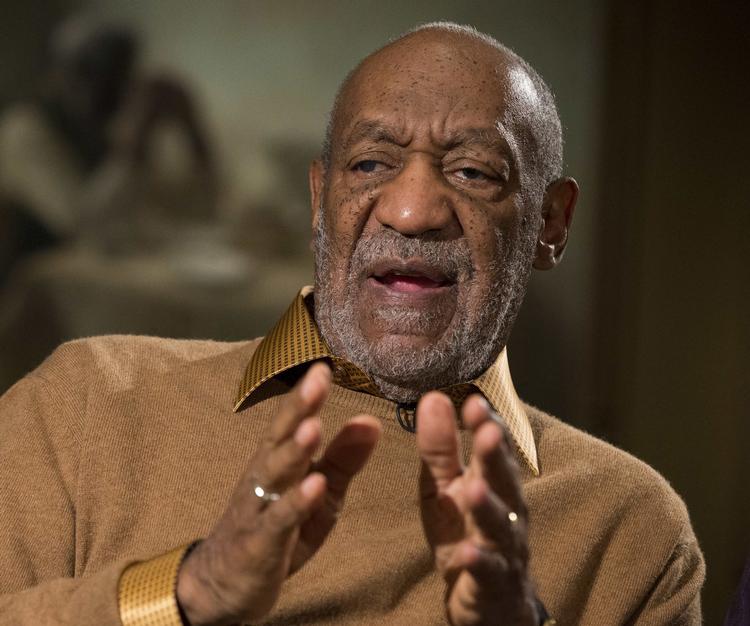 Ruller. En række kvinder har i de seneste uger fortalt om, hvordan Bill Cosby har misbrugt dem seksuelt. Nu fortæller en tidligere NBC-ansat også, hvordan han skulle betale en række kvinder for stjernen. Imens fastholder Cosby selv, at han ikke behøver svare på beskyldningerne. 