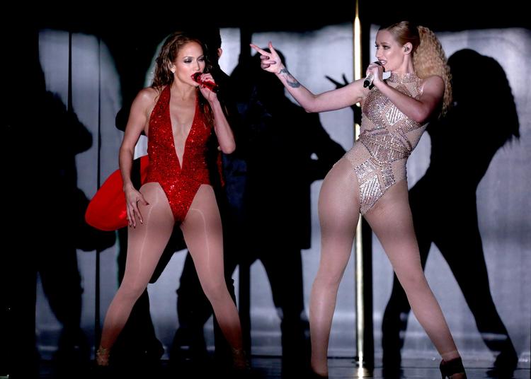 Booty. Jennifer Lopez (tv.) optrådte sammen med Iggy Azalea under et numserystende nummer til American Music Awards. Danske Mø var ikke til stede. 