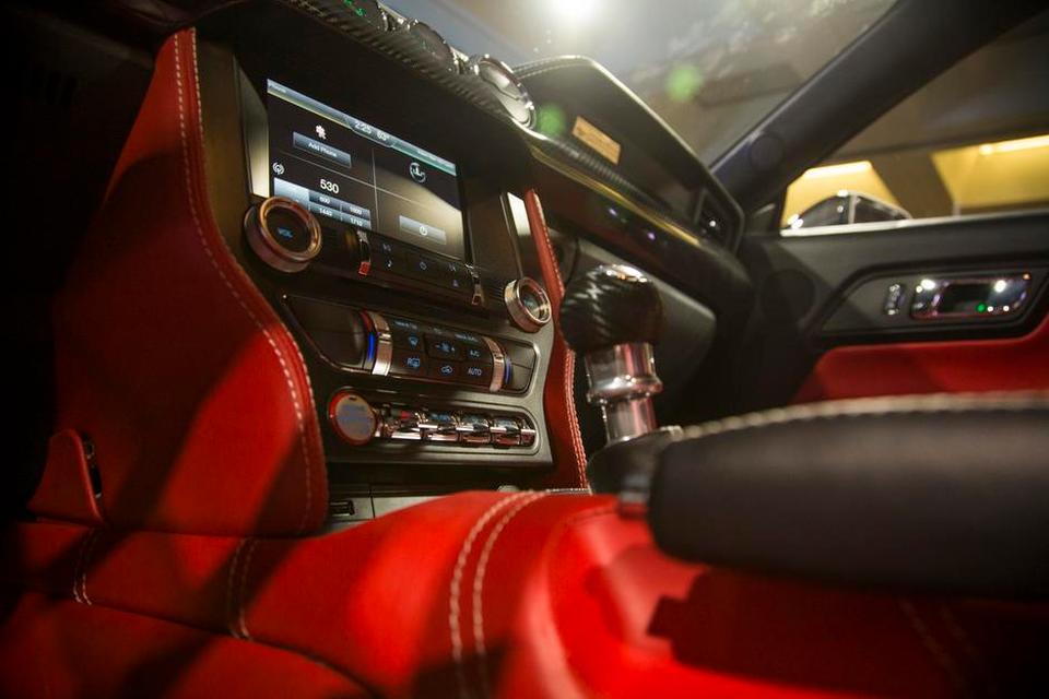 Interiøret har et fint multimedianlæg, men det er overtaget fra den normale Ford Mustang. 
