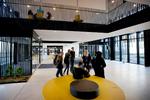 Op. Undervisningen på Københavns åbne Gymnasium foregår både på den grønne tagterasse og svævende over foyeren. 