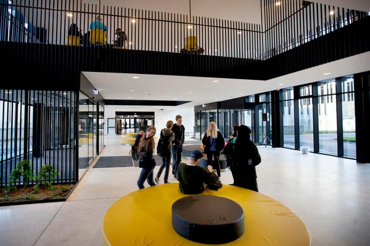 Op. Undervisningen på Københavns åbne Gymnasium foregår både på den grønne tagterasse og svævende over foyeren. 