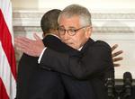 Klap. USA's forsvarsminister Chuck Hagel trækker sig fra sin post. Her krammer han med præsident Obama på pressemødet i Det Hvide Hus. 