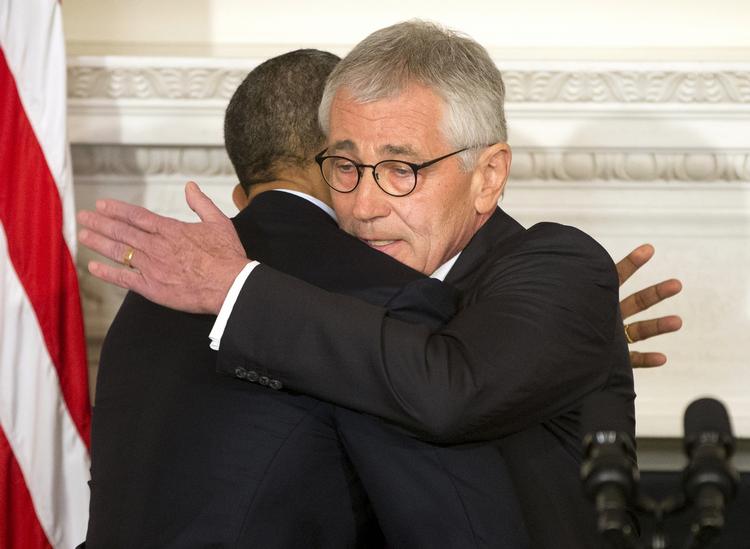 Klap. USA's forsvarsminister Chuck Hagel trækker sig fra sin post. Her krammer han med præsident Obama på pressemødet i Det Hvide Hus. 