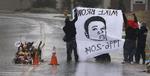 SYMPATI. Demonstranter i Ferguson udtrykker deres sympati med den skuddræbte teenager Michael Brown, op til at det bliver meldt ud, om der skal rejse tiltale mod betjenten, der skød og dræbte ham. 