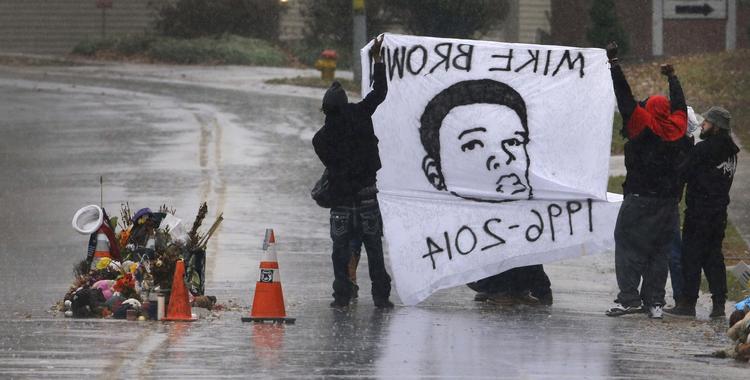 SYMPATI. Demonstranter i Ferguson udtrykker deres sympati med den skuddræbte teenager Michael Brown, op til at det bliver meldt ud, om der skal rejse tiltale mod betjenten, der skød og dræbte ham. 