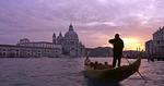Lettelse. Det ser ud til, at turister i Venedig fortsat kan få lov at trække rundt i byen med deres rullekufferter efter sig uden at frygte en bøde. 