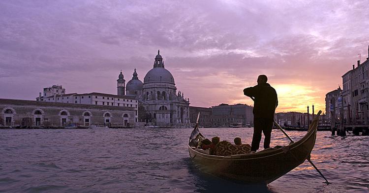 Lettelse. Det ser ud til, at turister i Venedig fortsat kan få lov at trække rundt i byen med deres rullekufferter efter sig uden at frygte en bøde. 