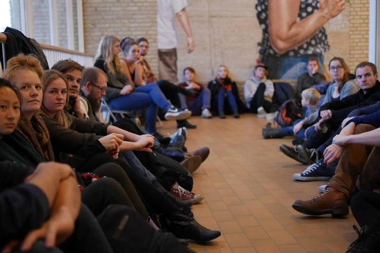 Protest. Aktionsgruppen 'Et andet universitet' holdte mandag aften et stormøde for et diskutere brevet fra Aarhus Universitets ledelse 