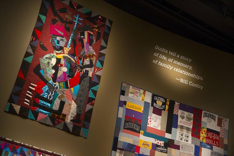 quilt. Foruden Bill Cosbys samling af afroamerikansk kunst kan man også opleve et quilttæppe, som hans datter har fremstillet, og læse citater af skuespilleren, hvor han hylder familielivet. 