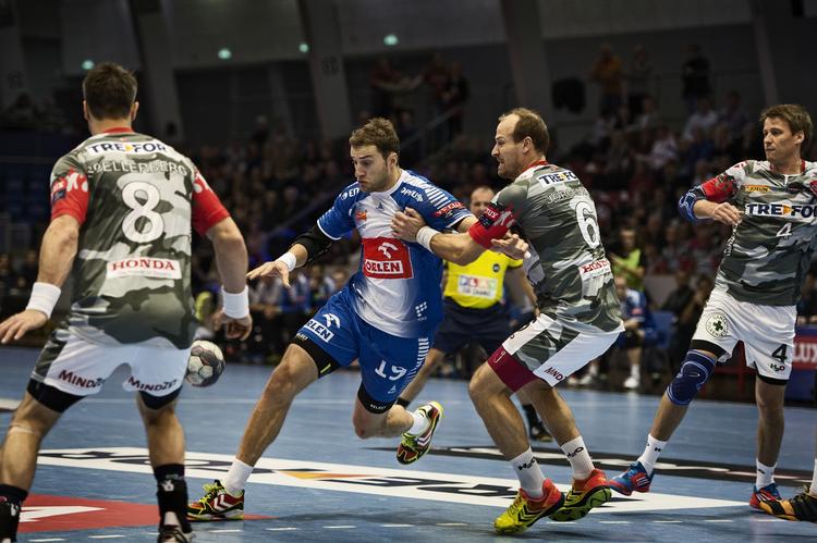 Forsvar. Erik Veje Rasmussen peger på et bundsolidt forsvar og nogle gode målmænd som en af hovedårsagerne til Kolding Københavns fine stime. Her er Bo Spellerberg (tv) og Lars Jørgensen (i midten) i aktion i CL-kampen i weekenden mod Wisla Plock. Matchen endte uafgjort. 