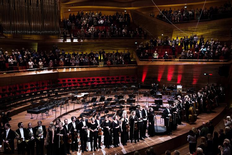 FARVEL? I lørdags fik de 42 musikere i DR's UnderholdningsOrkestret lange, stående applauser. I dag kan det blive afgjort, om det var orkestrets sidste koncert. 