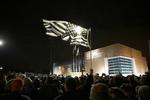 Et sort/hvidt Stars &amp; Stripes foran politistationen i Ferguson. 