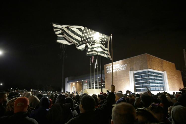 Et sort/hvidt Stars &amp; Stripes foran politistationen i Ferguson. 