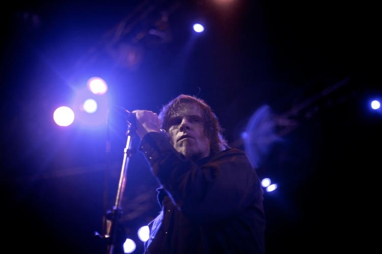 mørket. I konstruktive glimt udløses ny, mørk magi fra de nedtrådte stier. 