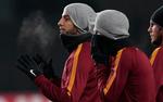 istid. Roma-spillerne trænede mandag i Moskvas frostvejr, og italiensk fodbold er i det hele taget ved at blive lagt på køl i Europa. Foto: Ivan Sekretarev/AP 