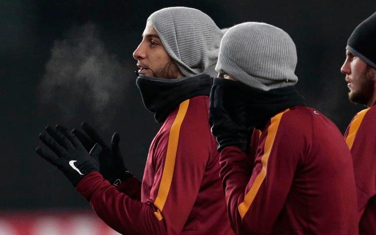 istid. Roma-spillerne trænede mandag i Moskvas frostvejr, og italiensk fodbold er i det hele taget ved at blive lagt på køl i Europa. Foto: Ivan Sekretarev/AP 