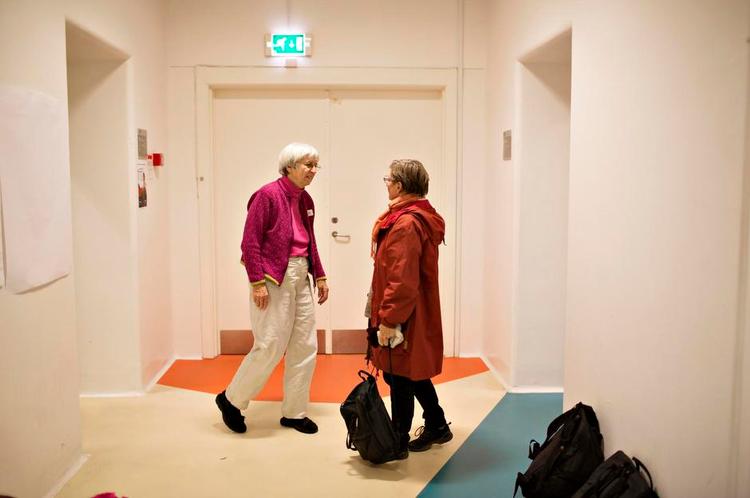 nyt. Kommende beboere i seniorbofællesskabet Den 3. Revle på Nørrebro mødes til studiekreds. Karen Henriksen (i pink) er en af initiativtagerne. 