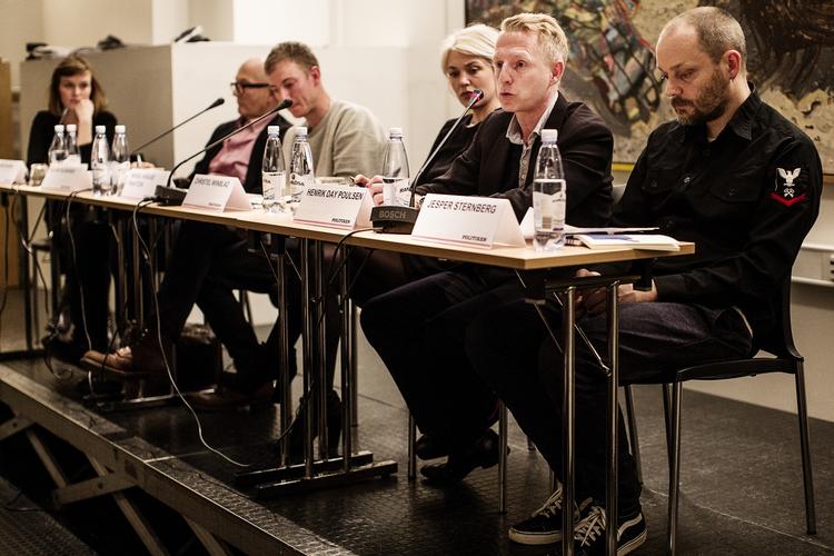 Talks. Her ses paneldeltagerne. Yderst til venstre er det ordstyrer Louise Folker, og herefter Allan Holmgren, Mikkel Krause Frantzen, Christel Wiinblad, Henrik Day Poulsen og Jesper Sternberg. 