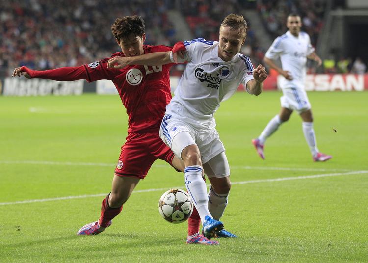 Gensyn. Pierre Bengtsson (th) kan møde Son Heung-min igen til foråret, når Mainz møder Leverkusen i Bundesligaen. 