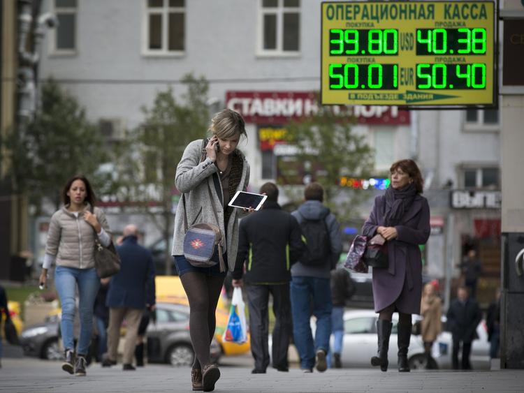 140 milliarder dollar har sanktioner og faldende oliepriser indtil videre kostet Rusland. et betragteligt, men ikke katastrofalt beløb, vurderer Nordeas cheføkonom i Moskva. 