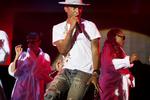 Glad? Pharrell Williams, der har gjort Vivienne Westvoods Bufalo-hat fra 1982 hippere end hip, optræder på dyrskuepladsen i Roskilde næste sommer. 