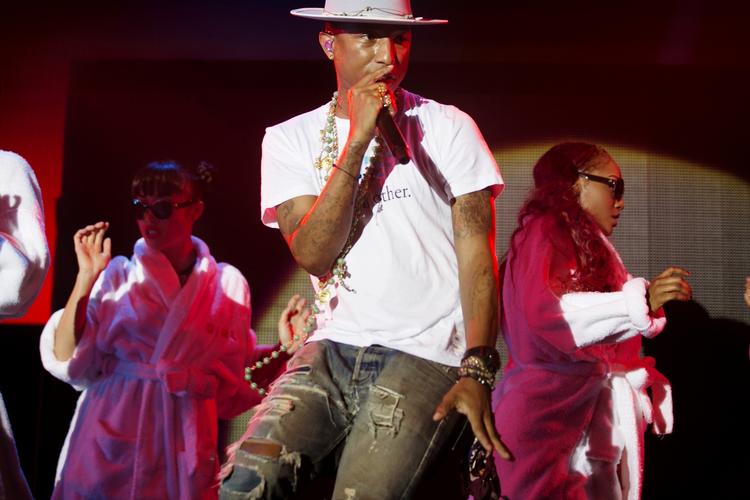 Glad? Pharrell Williams, der har gjort Vivienne Westvoods Bufalo-hat fra 1982 hippere end hip, optræder på dyrskuepladsen i Roskilde næste sommer. 