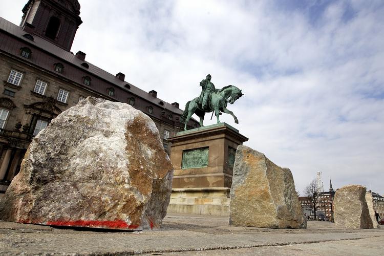 Granitsten. De bornholmske granitsten sikrer Folketinget og Christiansborg Slotsplads mod terror. 