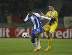 Videre.  Aleksandr Karnitski (th) kunne ikke stille meget op mod Casemiro og FC Porto, der topper gruppen med 13 point og ligner en gruppevinder. 