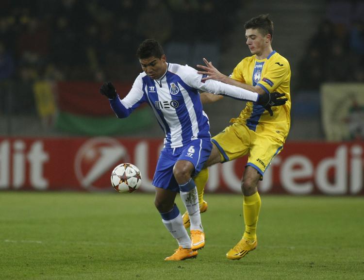 Videre.  Aleksandr Karnitski (th) kunne ikke stille meget op mod Casemiro og FC Porto, der topper gruppen med 13 point og ligner en gruppevinder. 
