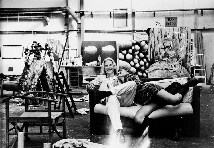 Kunstner. Martin Bigums bog er fyldt med billeder, der viser hans vej og hans værk. Her ses et lykkeligt øjeblik, da han havde fået sit første atelier. Fotos fra bog 