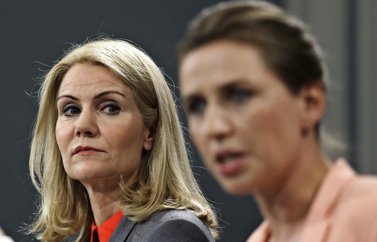 Trøst. Mette Frederiksen kan trøste sig med, at hendes forhold er blevet bedre til en hel central person: statsminister Helle Thorning-Schmidt. 