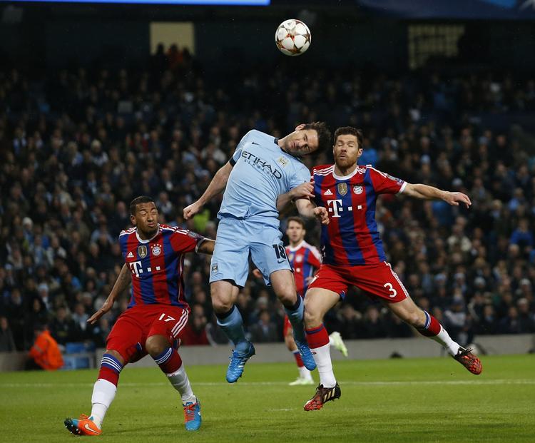 ØV. Alonso (th) og Bayern havde kurs mod sejren i England. 