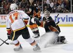 kåring. Frederik Andersen (th) følger en puck, der går forbi mål i kampen mod Calgary Flames. 