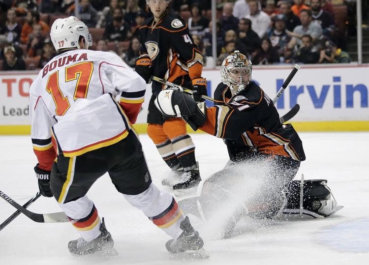 kåring. Frederik Andersen (th) følger en puck, der går forbi mål i kampen mod Calgary Flames. 