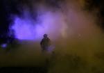 OPTØJER. Betjent indhyllet i røg nær rådhuset i Ferguson under nattens uroligheder. 